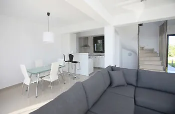 Sunny Sani Luxury باراليا ساني